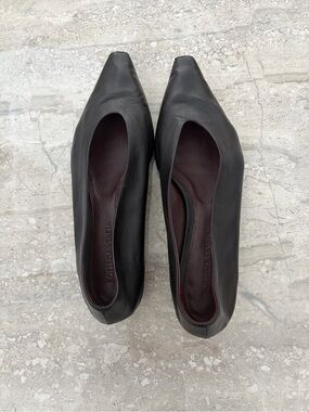 Bottega Veneta Black Leather pointed-Toe Flats